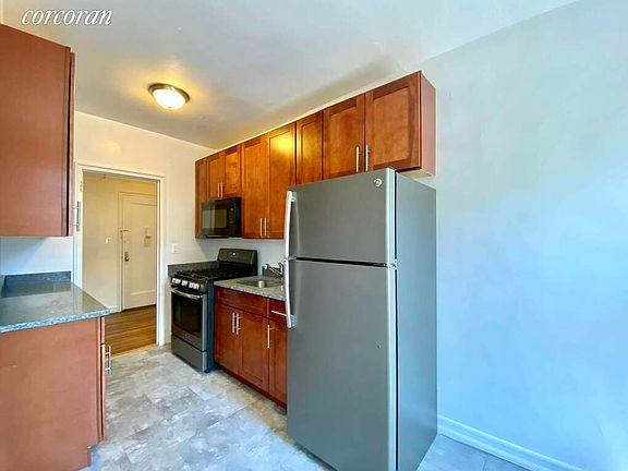 2nd image of 743 Lincoln Pl #2B