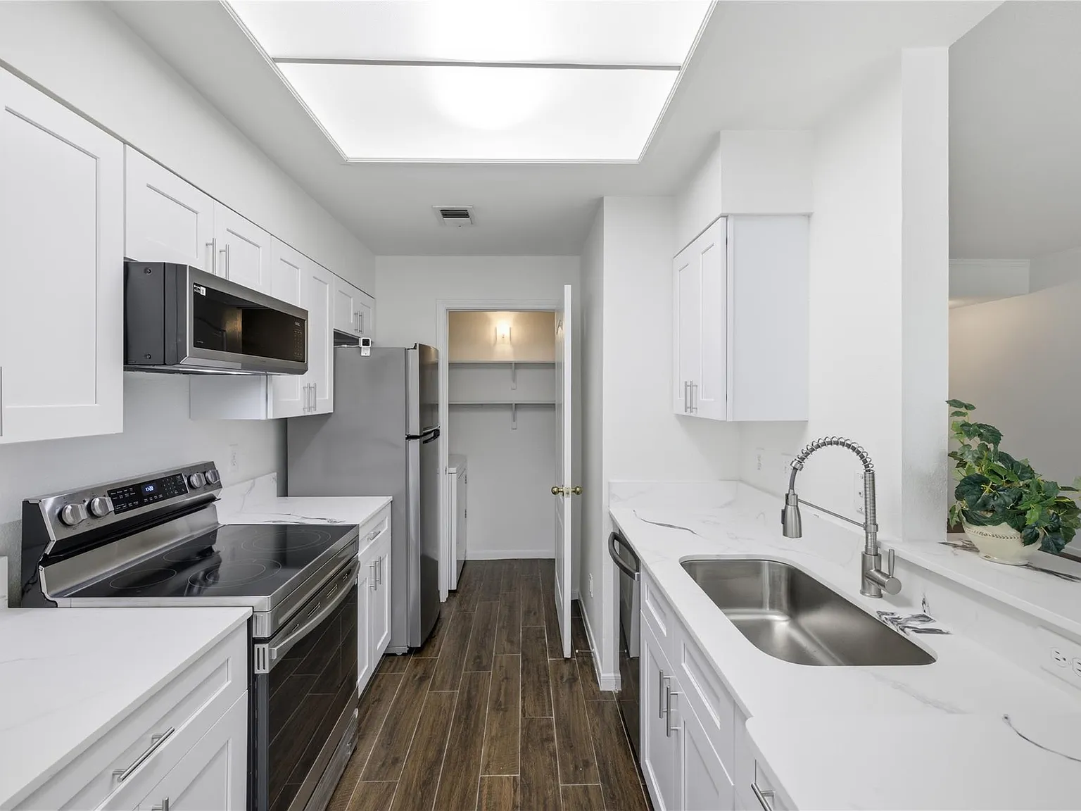 1 bed, 1.0 bath, 706 sqft, $1,350 — Photo 3