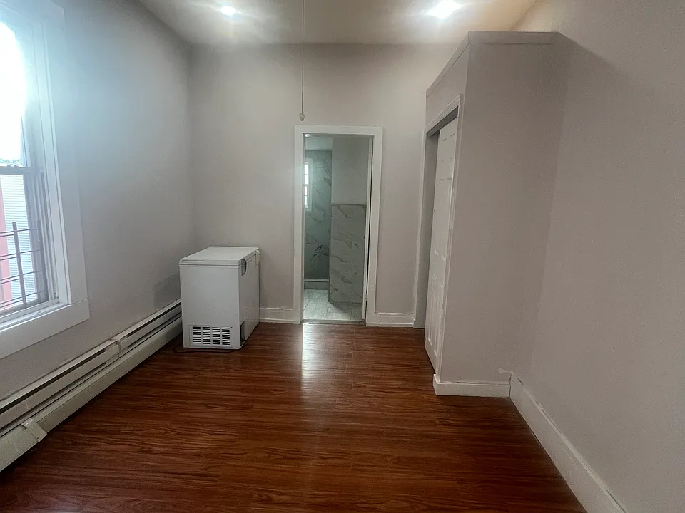 2069 Crotona Ave #3