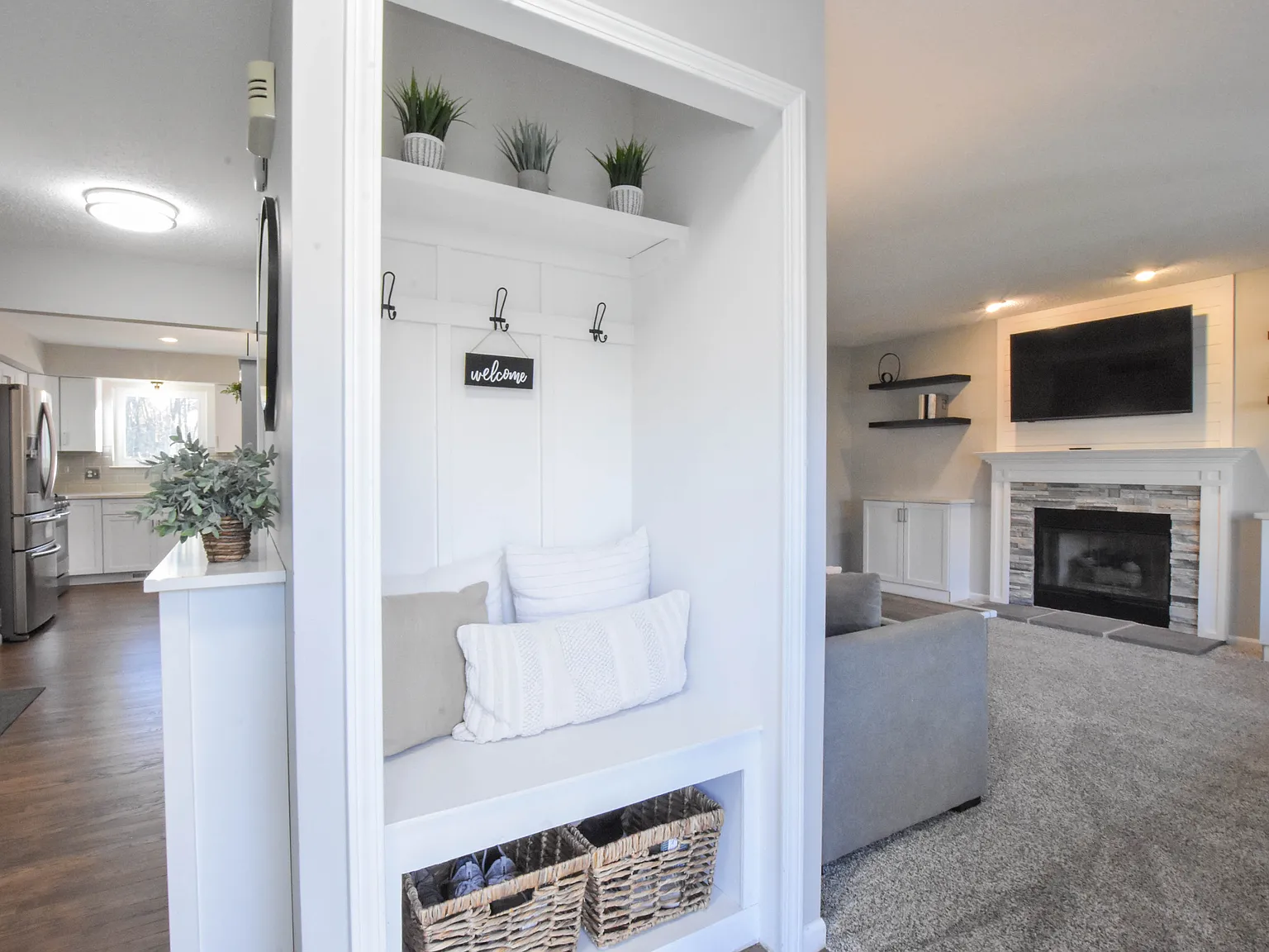 3 bed, 3.5 bath, 2060 sqft, $2,700 — Photo 2