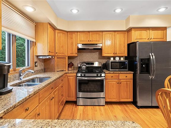 3rd image of 81 Derbyshire Dr