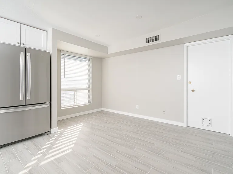5010 W Beverly Ln — Photo 8