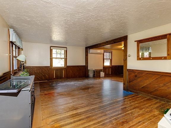3rd image of 160 Lunenburg Rd