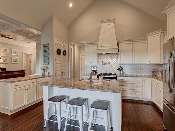 3rd image of 200 Beauchamp Ln