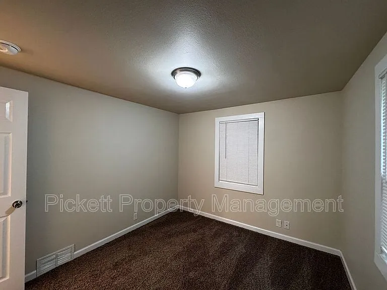 840 Maple Ave E — Photo 14