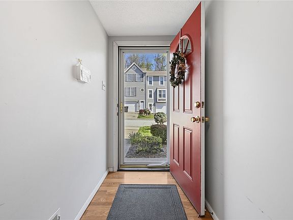 4th image of 307 Hamlet Ct