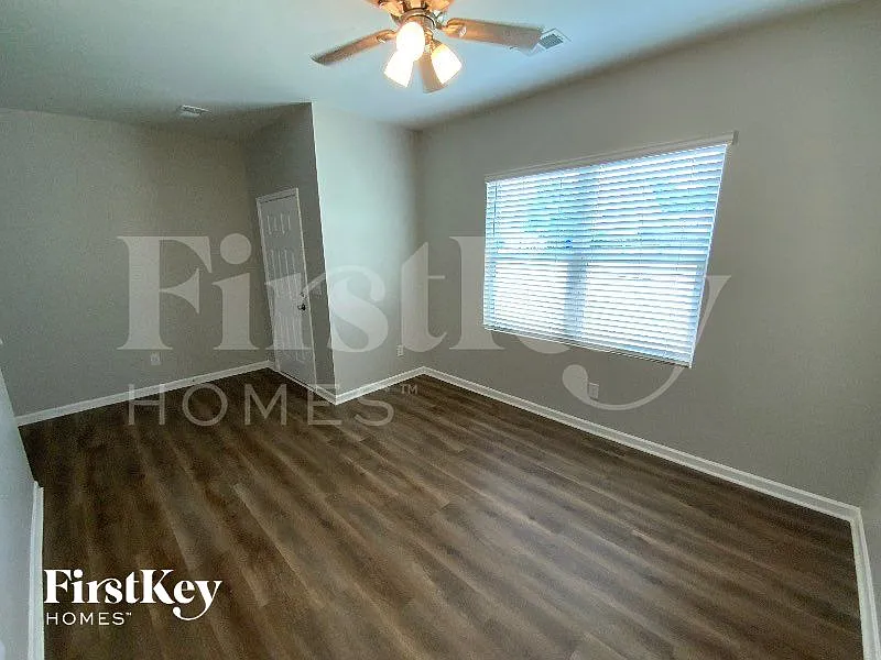 4 bed, 2.5 bath, 2406 sqft, $2,285 — Photo 2