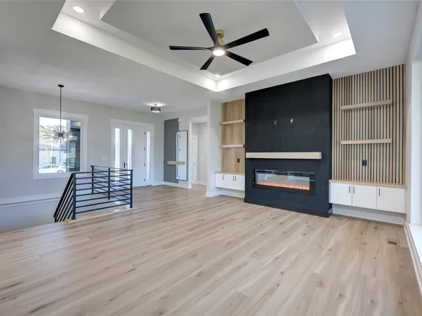 17400 Springbrook Trl, Urbandale, IA 50323