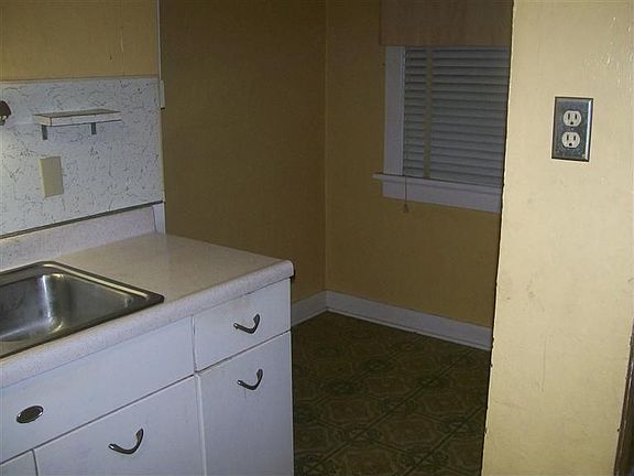 5th image of 27 Camden Ave