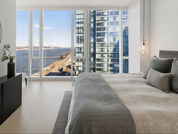 4th image of 675 W 59th St #906