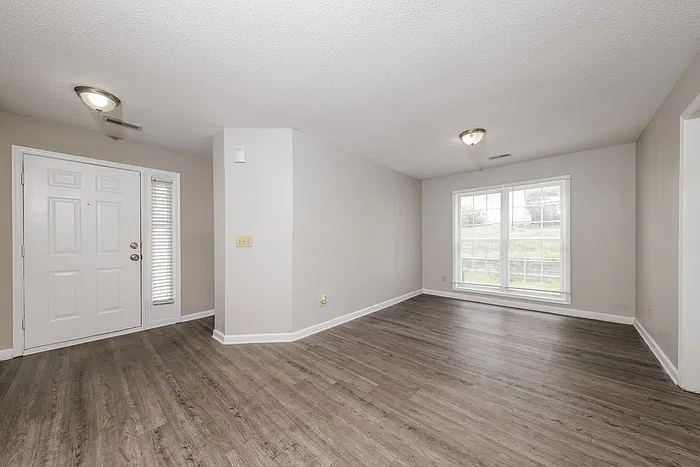 3 bed, 2.0 bath, 1384 sqft, $1,790 — Photo 2