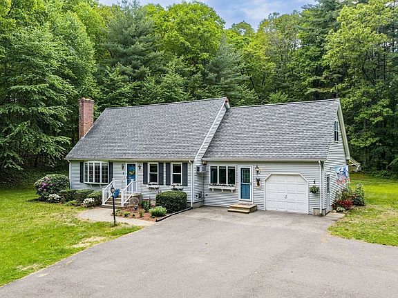 3rd image of 7 Caroline Cir