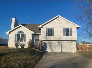714 E 12th St, Kearney, MO 64060