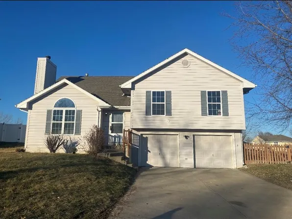 714 E 12th St, Kearney, MO 64060
