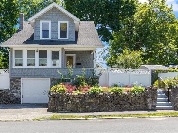 44 Arnold St, Methuen, MA 01844