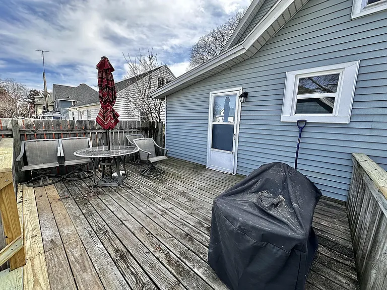 1008 Giles St — Photo 10