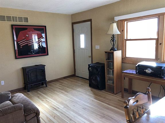 3rd image of 812 E Renrose Ave
