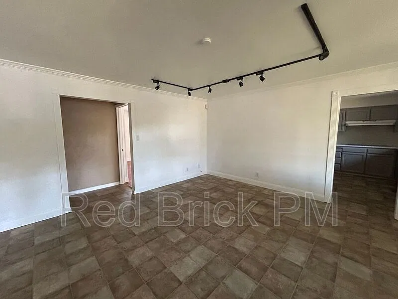 3 bed, 2.0 bath, 1449 sqft, $1,795 — Photo 2