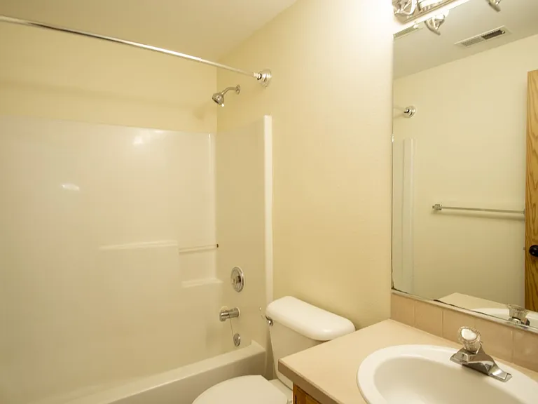 Great Piedmont 3 Bdr Townhouse w/Fireplace, DW + Garage! — Photo 23