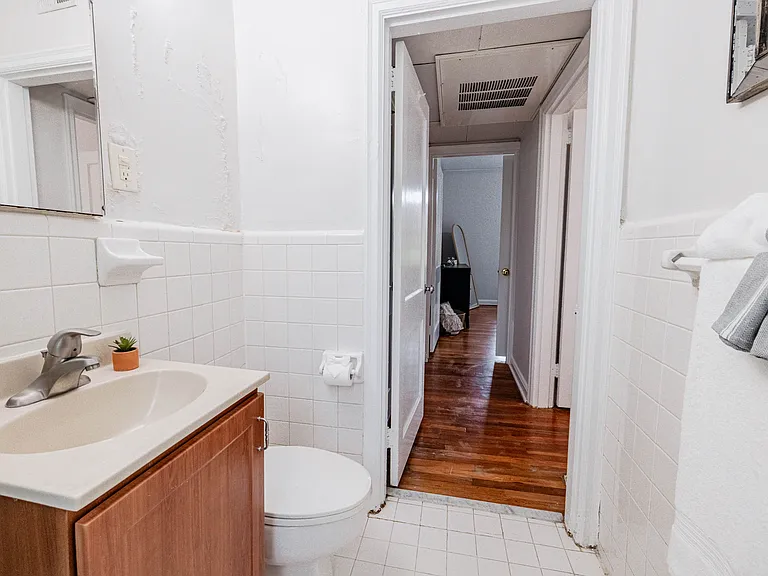 Cameron Court Apartments — Photo 110