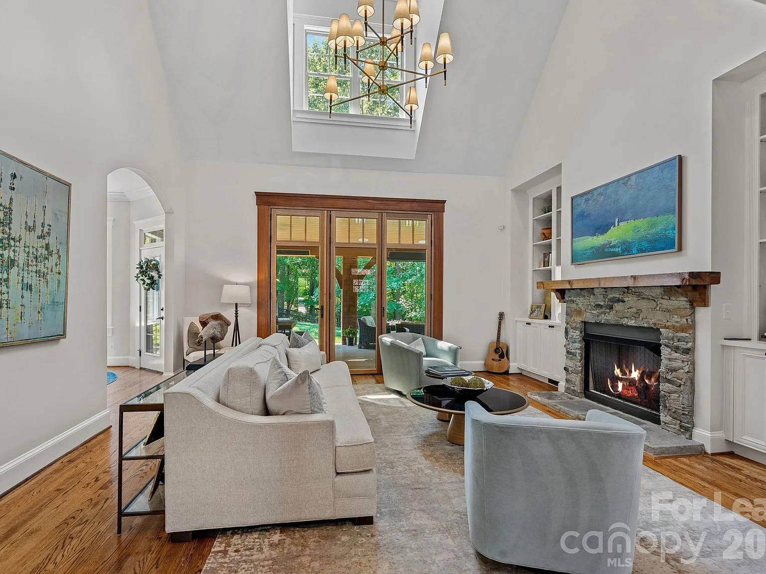 5 bed, 5.0 bath, 4573 sqft, $8,800 — Photo 4