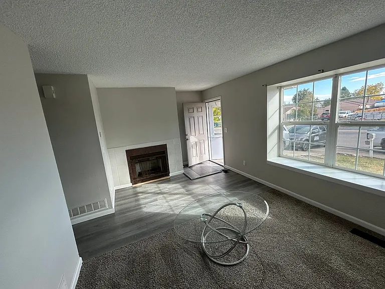 2215 W Wesley Ave — Photo 2