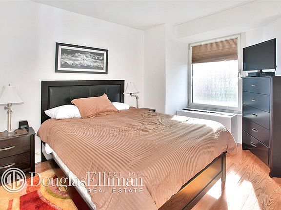 5th image of 150-156 W 56th St APT 3111