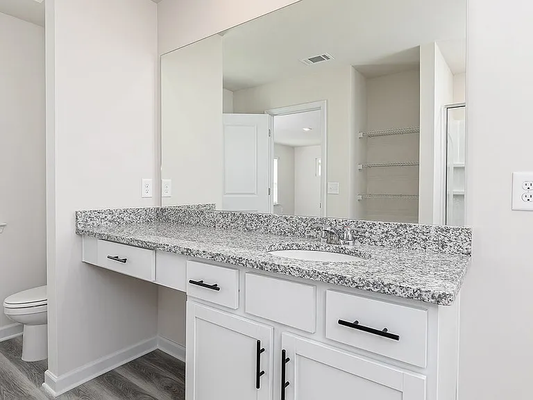 664 Mackenzie Cv — Photo 19
