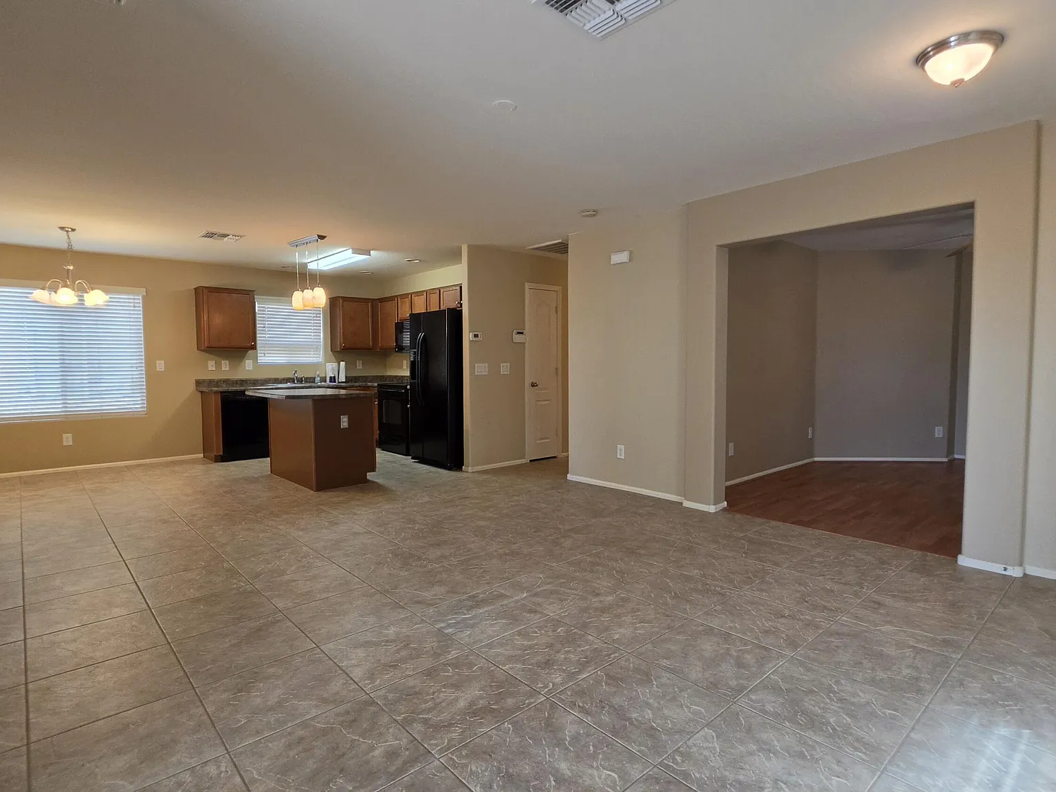 3 bed, 2.0 bath, 1466 sqft, $1,595 — Photo 2