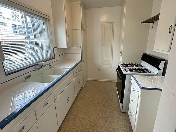 5th image of 405 N Wilton Pl #B