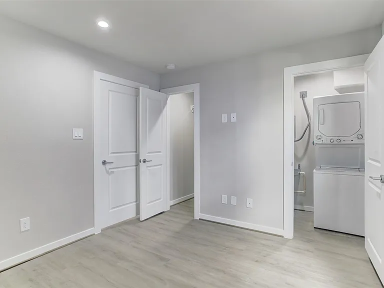 645 E 11th 1/2 St #1 — Photo 3