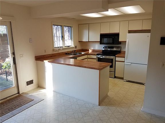 3rd image of 21 New Wickham Dr