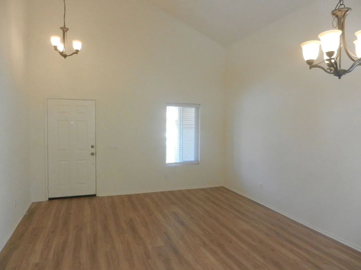 Beautiful two story Home 4 Bedroom 2.5 bathroom in the sought after neighborhood of Oceanside! — Photo 4