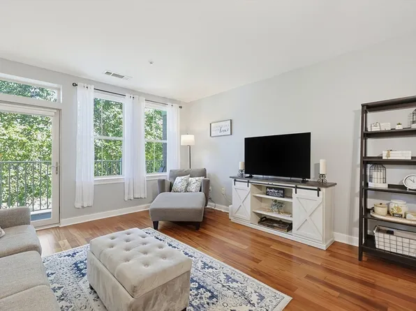 4 Harvest Dr #204, North Andover, MA 01845