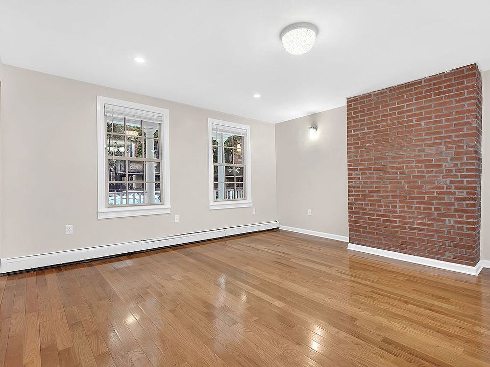 1st image of 173 Saint James Pl #1