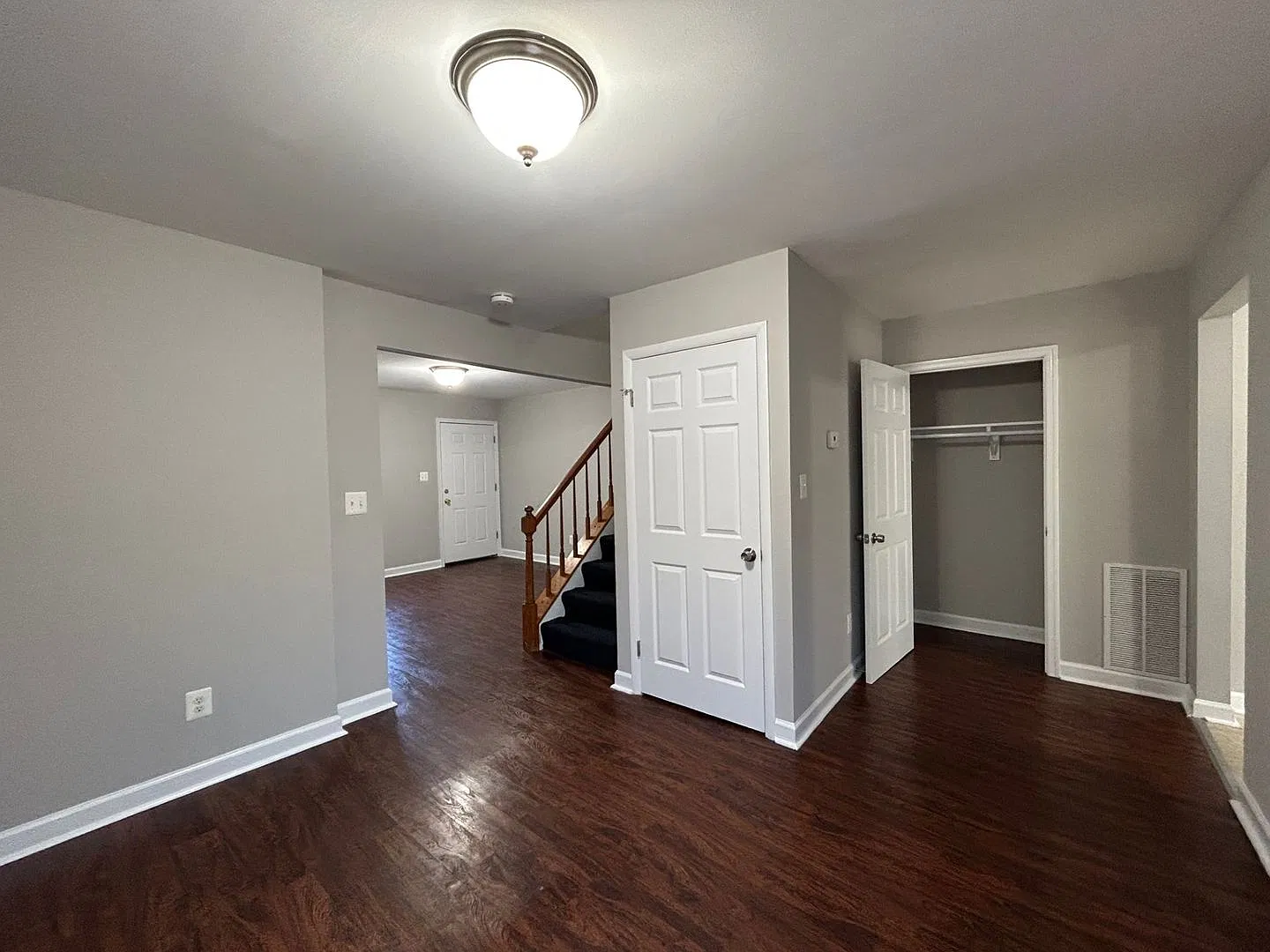 Baltimore - 2 Bedrooms and 2 baths Available! — Photo 2