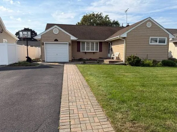 1076 Huckleberry Rd, Bellmore, NY 11710