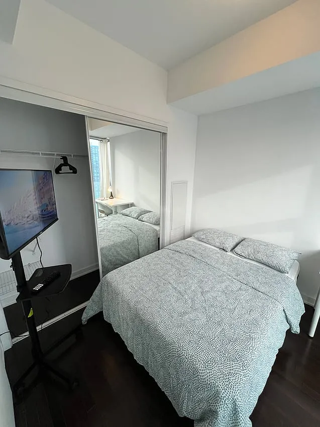 Deluxe Room - York St & Bremner Blvd — Photo 3