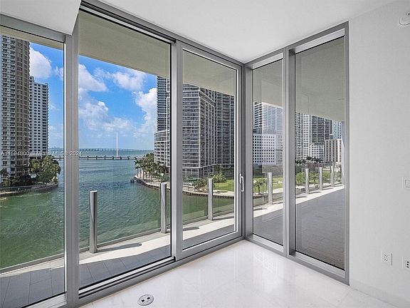 5th image of 300 Biscayne Boulevard Way #702