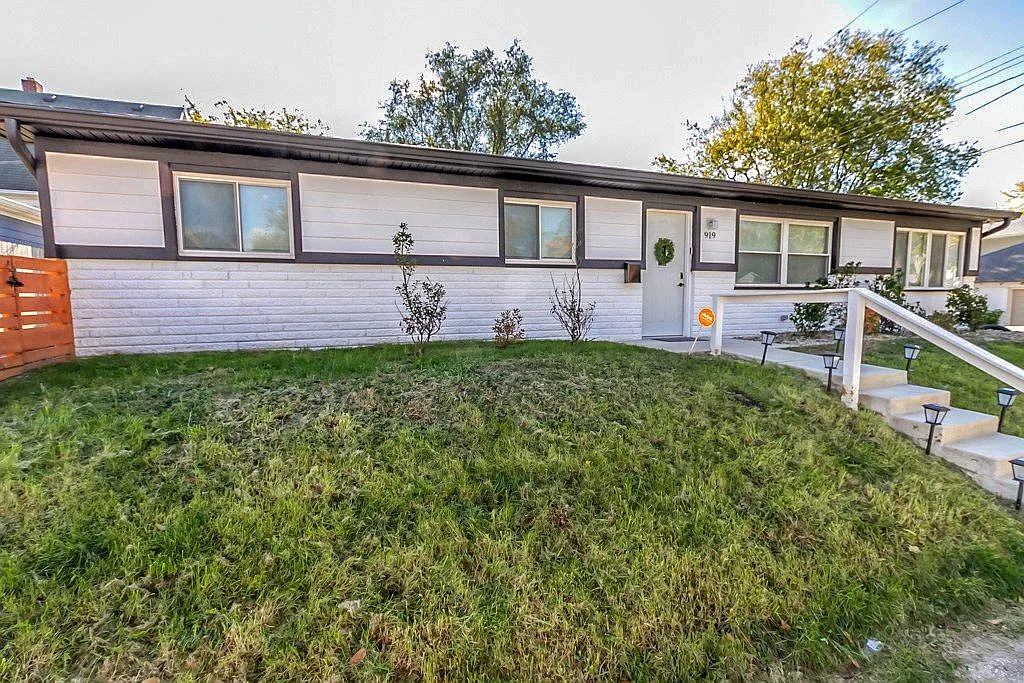 3 bed, 1378 sqft, $2,500 — Photo 2