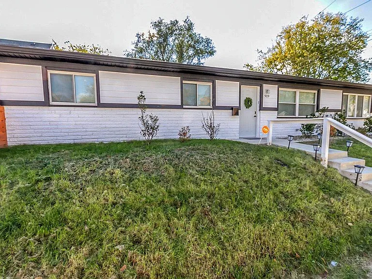 919 E Palmer St — Photo 2