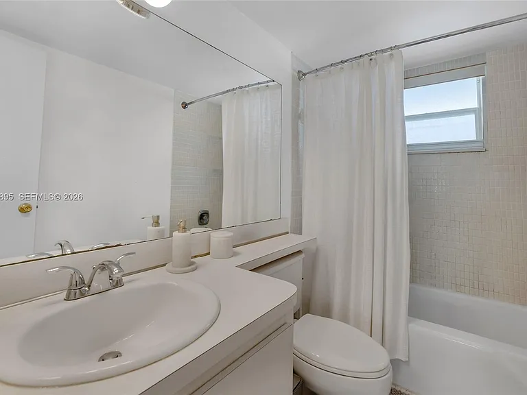 950 Hillcrest Dr #212 — Photo 16