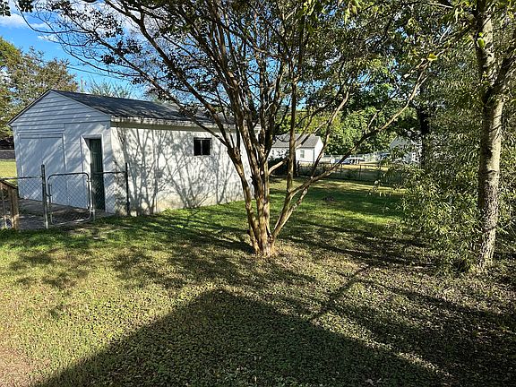 4th image of 2622 Avondale Ave