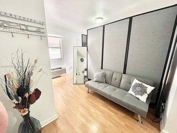 5th image of 1027 Euclid Ave #7