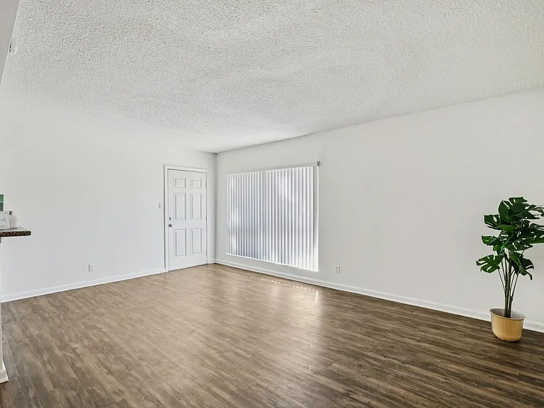 Anaheim Place — Photo 5