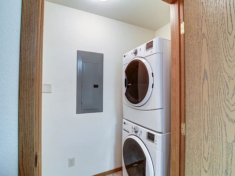 Dakota Point Apartments — Photo 11