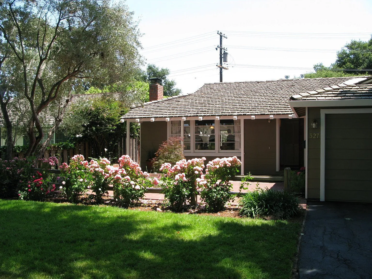 327 Hedge Rd photo 1