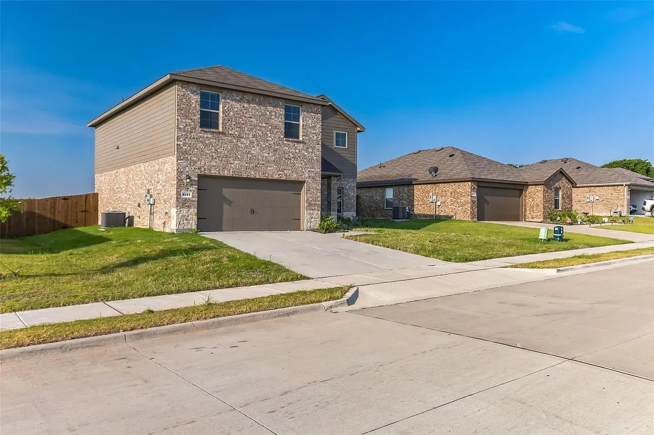 4 bed, 2.5 bath, 2262 sqft, $2,300 — Photo 2