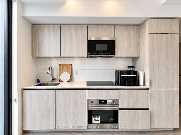 5th image of 47 Mutual St #604