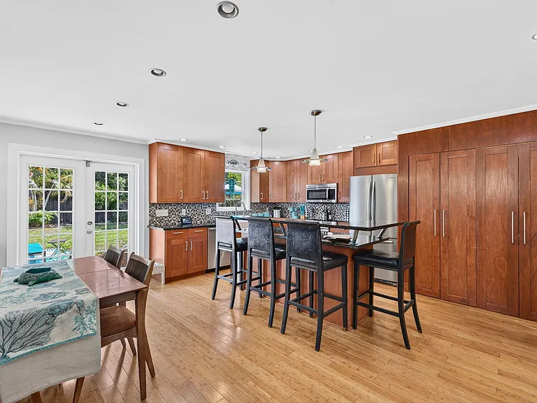 601 NE 14th Pl — Photo 8